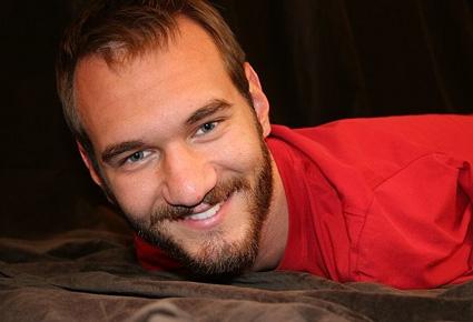 أشهر متحدّ للإعاقة في العالم يقضي شهر العسل مع زوجته الجديدة